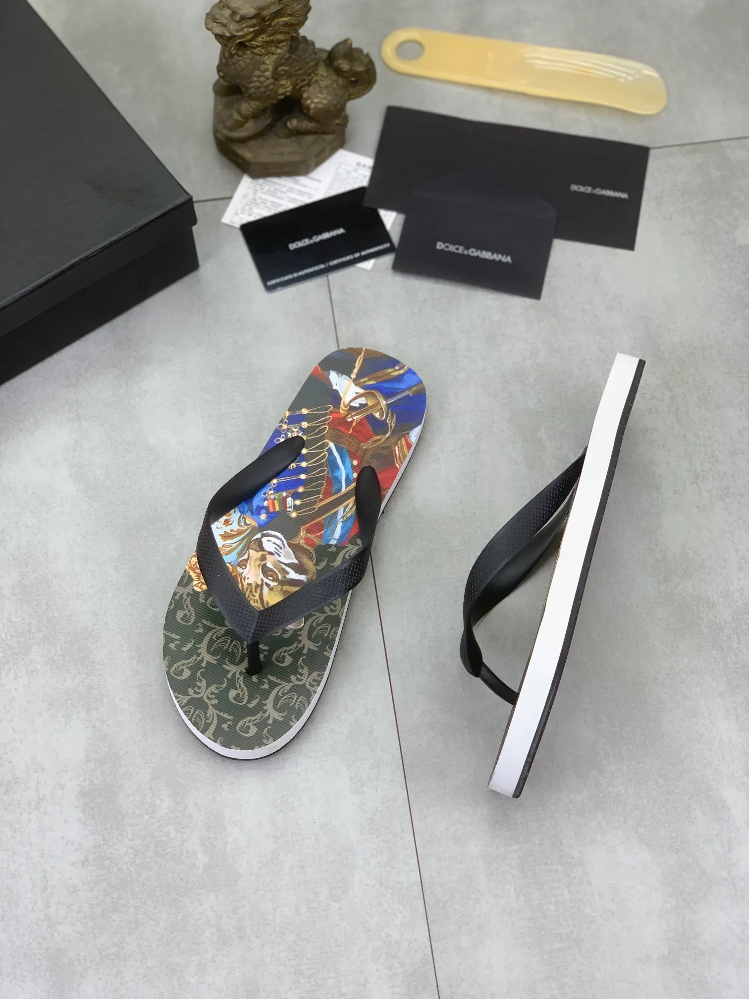 Men's Men's Shoes💰P220💰[New Style]🆘[DG]Official Website Couple🧑‍🤝‍🧑Hot-selling Dolce & Gabbana Men's Flip-Flops are on sale at the counter simultaneously! Original fabric imported from Italy. Original bottom provided by the original factory. Size: Adult 36-45. Children’s size: 30-37. Multiple colors available.